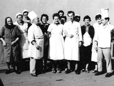 Chefkoch Roland Happes mit Frau Trudi und Vater und Kchenteam: in Mnchen Anfang 1960er (Bildmitte vorn)